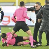 Fudbal i nasilje: Predsednik turskog superligaša nokautirao sudiju nasred terena, dobio doživotnu zabranu 6