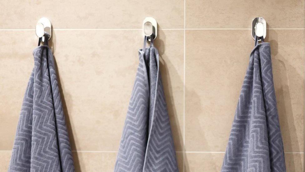 Kontroverzni čiviluk sa špijunskom kamerom prodaje se na Amazonu 2 Towels hanging on normal bath hooks (stock image)