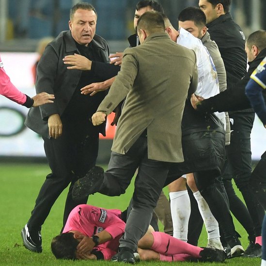 Fudbal i nasilje: Predsednik turskog superligaša nokautirao sudiju nasred terena, dobio doživotnu zabranu 3 sudija, nasilje, fudbalski sudija