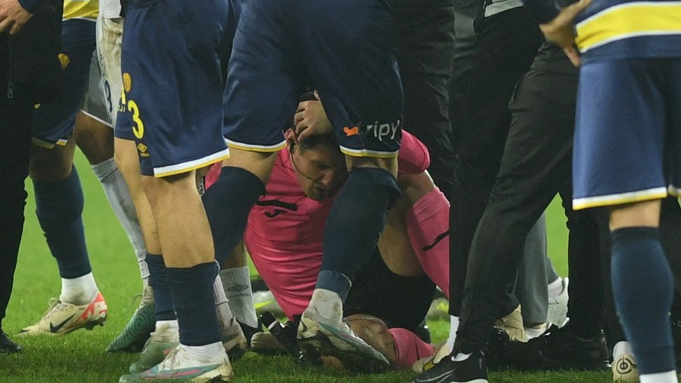 Fudbal i nasilje: Predsednik turskog superligaša nokautirao sudiju nasred terena, dobio doživotnu zabranu 5 sudija, nasilje, fudbalski sudija