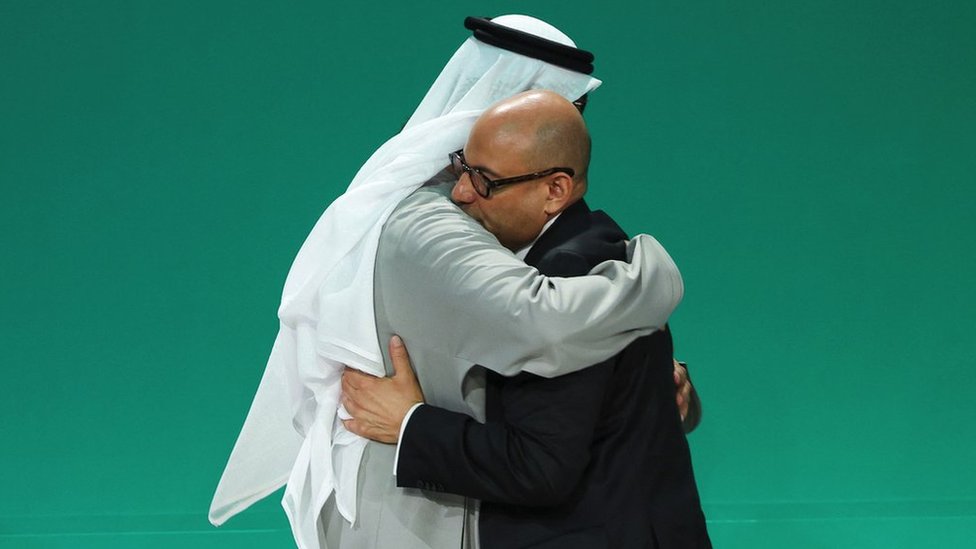 COP28: Da li je u Dubaiju postignut istorijski dogovor o klimi 1 COP28 President Sultan al-Jaber and UNFCCC Executive Secretary Simon Stiell hug.
