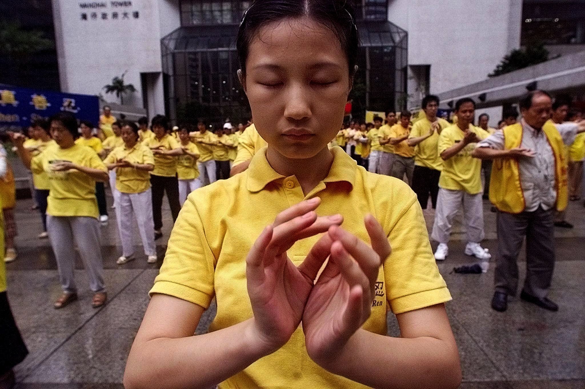 Falun Gong: Zabranjena kineska sekta koja raste van Kine 7 Falun Gong members practising openly in the street in Hong Kong in May 2001