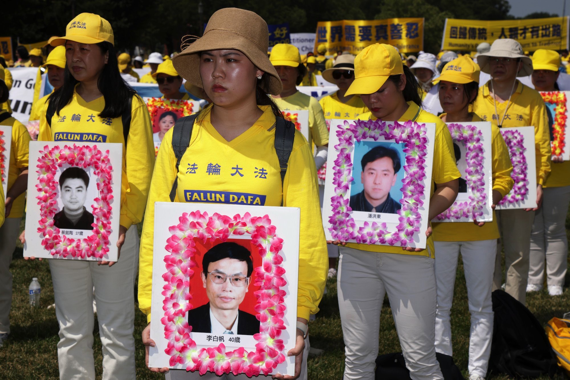 Falun Gong: Zabranjena kineska sekta koja raste van Kine 6 Falun Gong protesters hold images of members they say were killed by the Chinese state