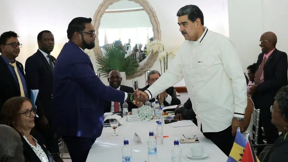Predsednik Venecuele Nikolas Maduro (desno) sa predsednikom Gvajane Irfanom Alijem