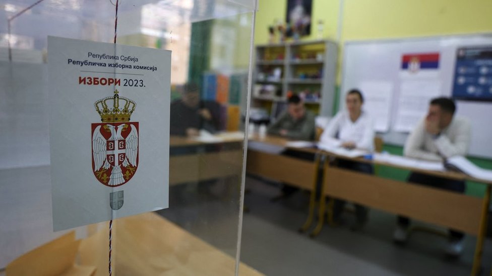 Izbori u Srbiji: Napad na Skupštinu Beograda - tužilaštvo kaže da su sedmorica priznali krivicu 7 glasanje Srbija