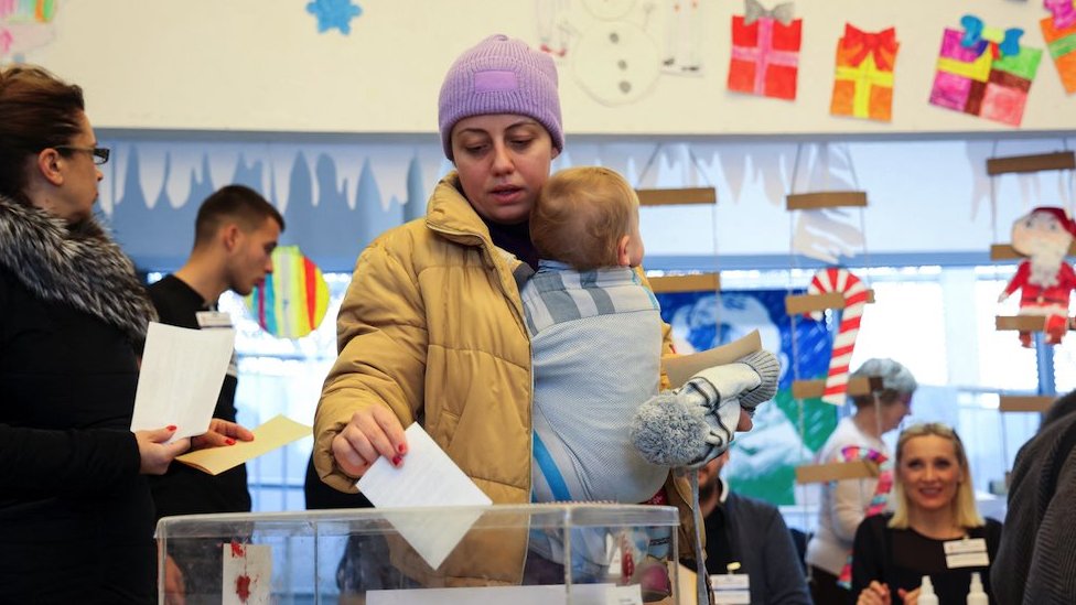 Izbori u Srbiji 2023: Do 14 sati na birališta izašlo 32,38 odsto glasača, pokazuju podaci Cesida 6 glasanje Srbija