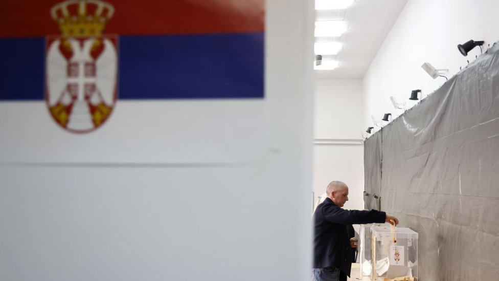 Izbori u Srbiji 2023: Do 10 sati na birališta izašlo 9,94 odsto građana - glasa se na više od 8.000 biračkih mesta 1 Izbori u Srbiji 2023