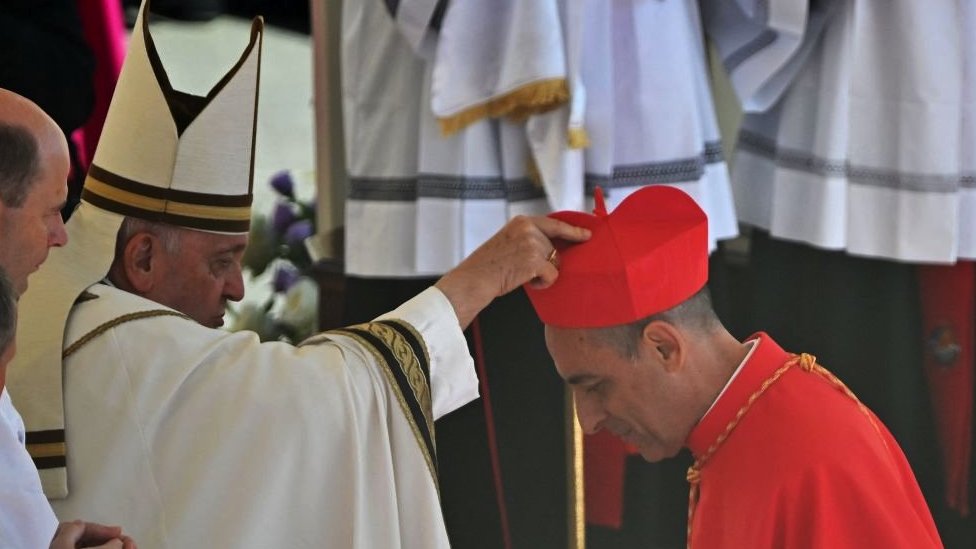 Argentinskog prelata Viktora Fernandesa (desno) papa Franja je uzdigao za kardinala tokom konzistorije za stvaranje 21. novog kardinala na trgu Svetog Petra u Vatikanu 30. septembra 2023. godine.