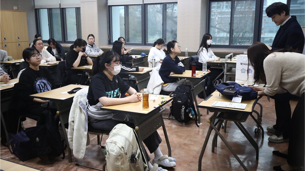 Južnokorejski studenti čekaju da polažu godišnji test školskih sposobnosti u školi u Seulu, Južna Koreja, 16. novembra 2023.