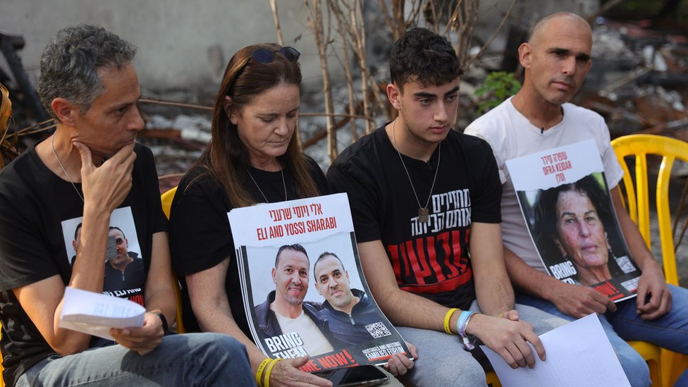 Izrael i Palestinci: Izraelska vojska kaže da nastavlja operaciju u Gazi 3 Izraelci, taoci