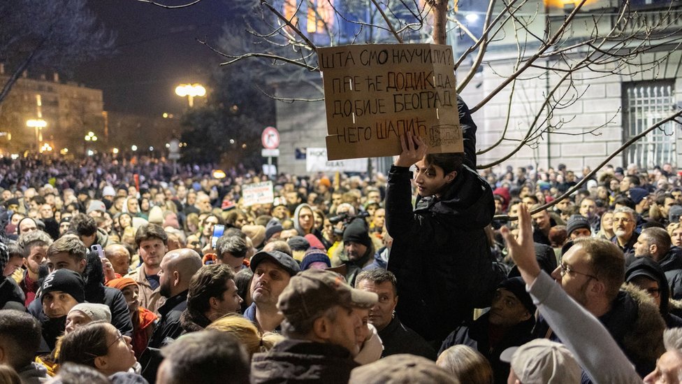 Izbori u Srbiji 2023: Opozicija traži novo glasanje, vlast odbacuje sve primedbe na neregularnost 2 srbija protiv nasilja, protest ispred RIK-a