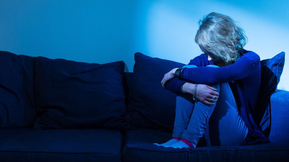 Mladi i Srbija: Odrastanje, samoća i briga za posao - najveći strahovi 2 devojka, depresija, žena u depresiji, devojka u depresiji