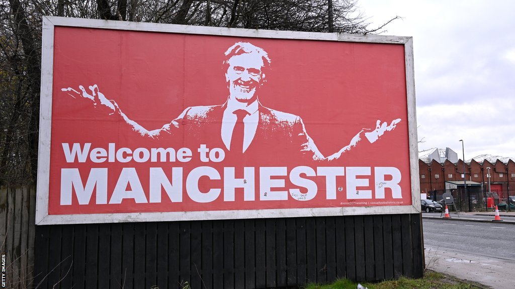Fudbal i Engleska: Britanski bogataš otkupio deo akcija posrnulog džina Mančester junajteda 2 Sir Jim Ratcliffe billboard near Old Trafford