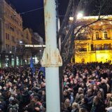 Izbori u Srbiji 2023: Opozicija pokušava da nasilno uđe u Skupštinu grada Beograda, polomljena vrata 6