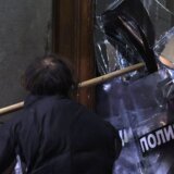 Izbori u Srbiji: Napad na Skupštinu Beograda - tužilaštvo kaže da su sedmorica priznali krivicu 1