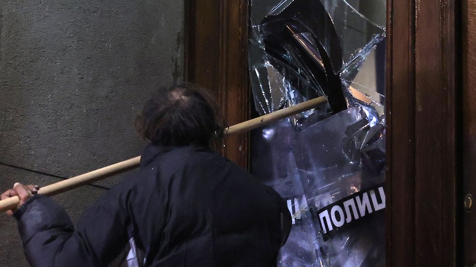 Izbori u Srbiji: Napad na Skupštinu Beograda - tužilaštvo kaže da su sedmorica priznali krivicu 1 srbija protiv nasilja, protest