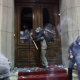 Izbori u Srbiji 2023: Opozicija pokušala nasilan upad u Skupštinu grada Beograda, Vučić poručuje da im „nećemo dati da ruše državu" 4