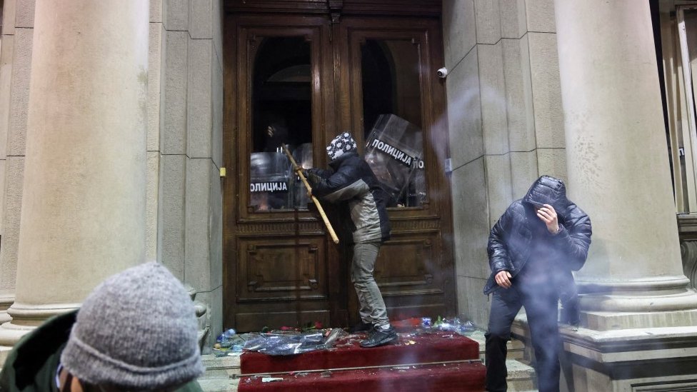 Izbori u Srbiji 2023: Opozicija pokušala nasilan upad u Skupštinu grada Beograda, Vučić poručuje da im „nećemo dati da ruše državu" 3