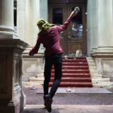 Izbori u Srbiji 2023: Uhapšeno 38 ljudi na protestu opozicije, povređeni i policajci i demonstranti 3