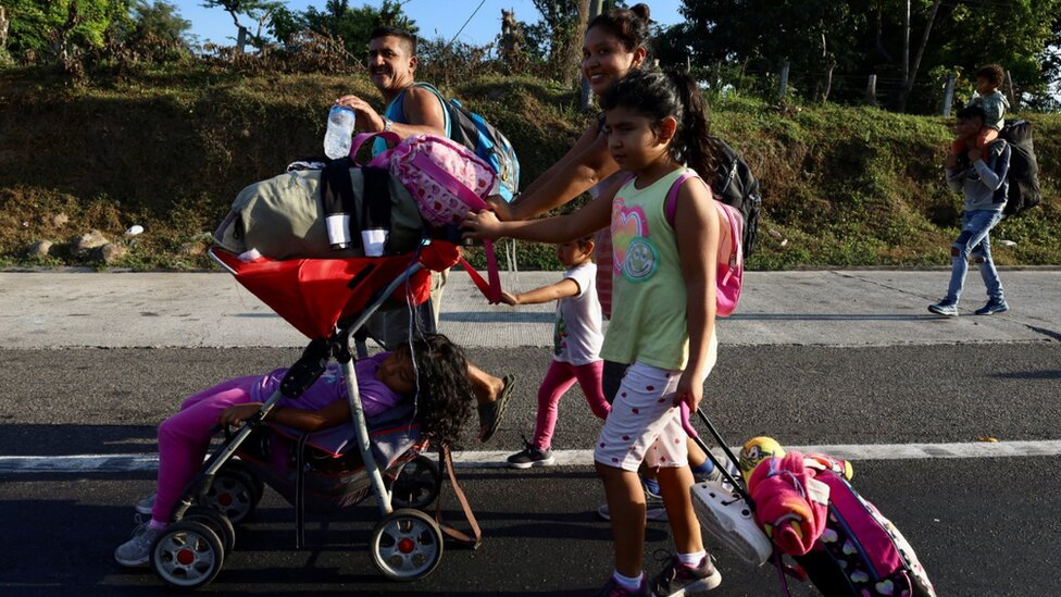 Migranti u povorci napuštaju grad Tapačula u pokušaju da stignu do granice sa Sjedinjenim Američkim Državama