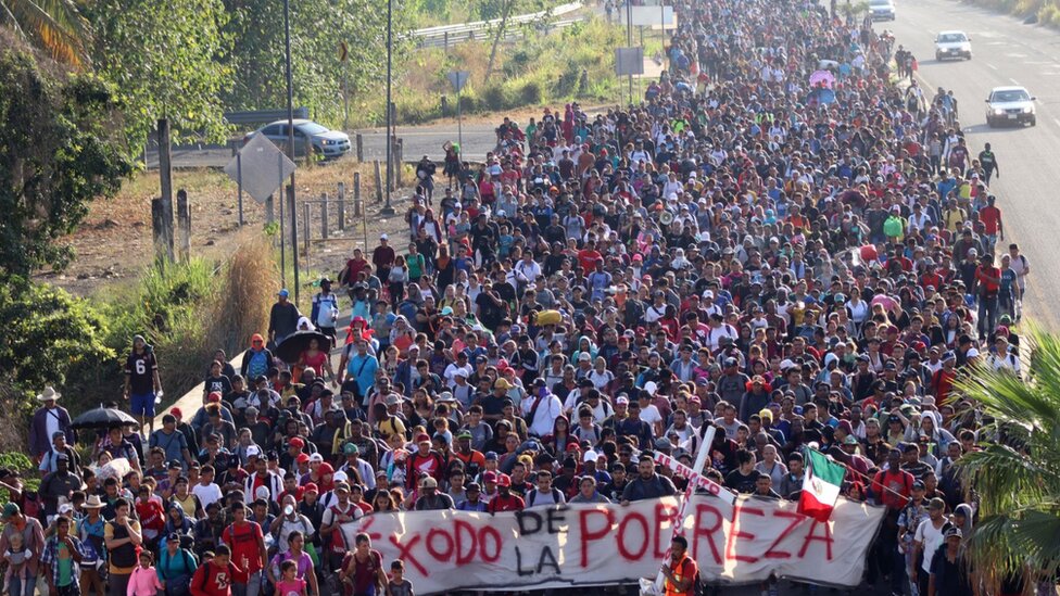 Migrantska povorka sa transparentom na kom piše „egzodus siromaštva"