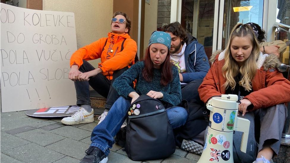 okupljeni studenti ispred ministarstva