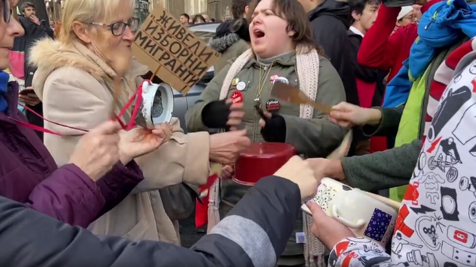 okupljeni udaraju u šerpice