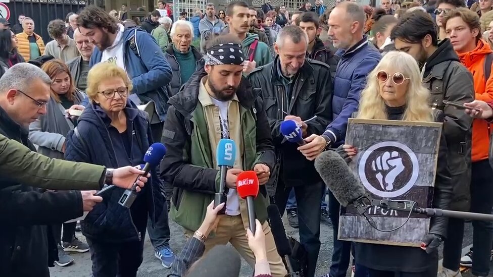 Izbori u Srbiji: Zahteva se puštanje uhapšenih, od štrajka glađu opozicionari ne odustaju 9 Ivan Bjelić čita zahteve ispred Ministarstva lokalne samouprave