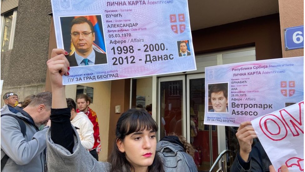 studenti drže odštampanu imitaciju lične karte Aleksandra Vučića