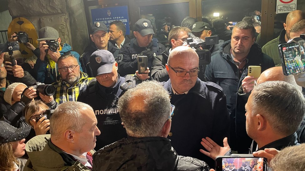 Izbori u Srbiji: Napad na Skupštinu Beograda - tužilaštvo kaže da su sedmorica priznali krivicu 4 Razgovor opozicionih lidera sa policijom