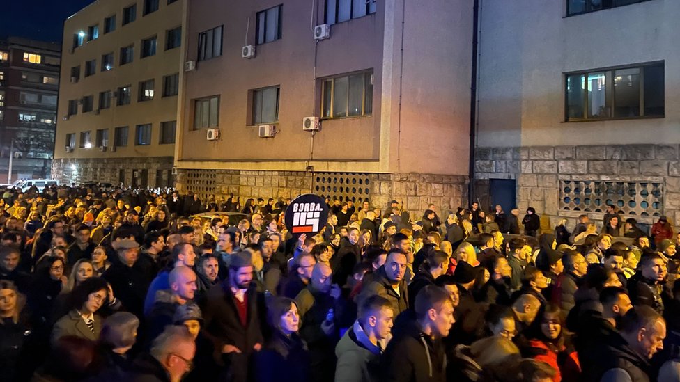 Izbori u Srbiji: Zahteva se puštanje uhapšenih, od štrajka glađu opozicionari ne odustaju 5 Protest kod policije