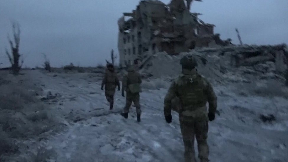 Rusija i Ukrajina: Ruska vojska osvojila strateški grad blizu Donjecka 1 A screenshot purportedly showing Russian soldiers in Mariinka, eastern Ukraine