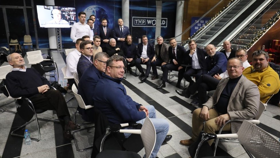 Poljska i politika: Nova vlada pokrenula proces likvidacije državne televizije i radija 1 Protest poslanika opozicione Pravo i pravda u prostorijama državne televizije posle odluke nove vlade o likvidaciji