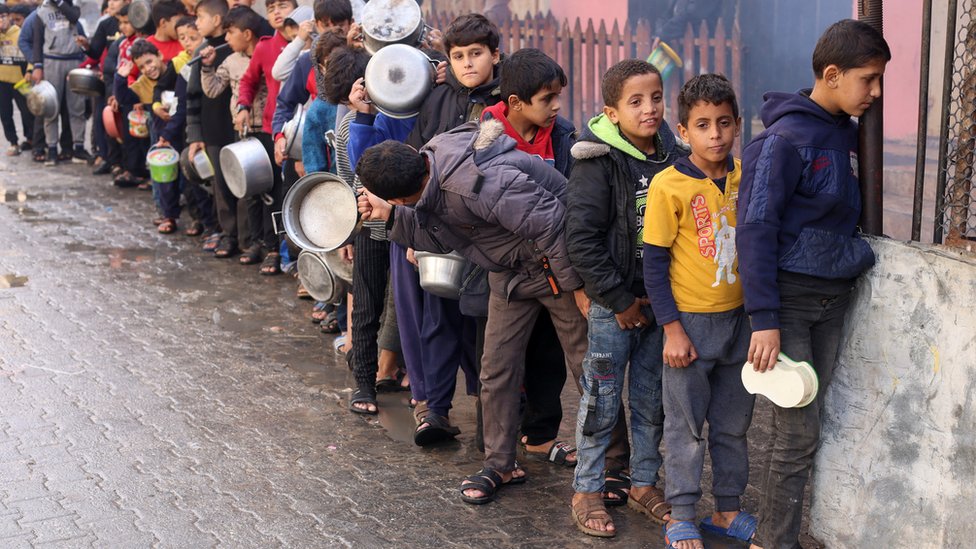 Fëmijët rreshtohen për ushqim në Gaza