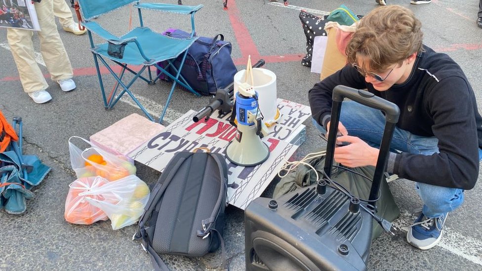 Mladi muškarac čuči na ulici pre početka blokade