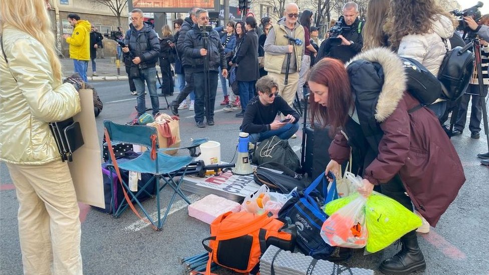 studenti okruženi novinarima pripremaju blokadu