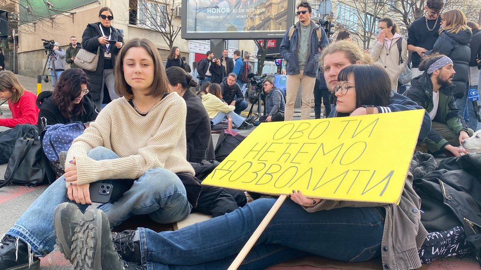 studenti sede na ulici