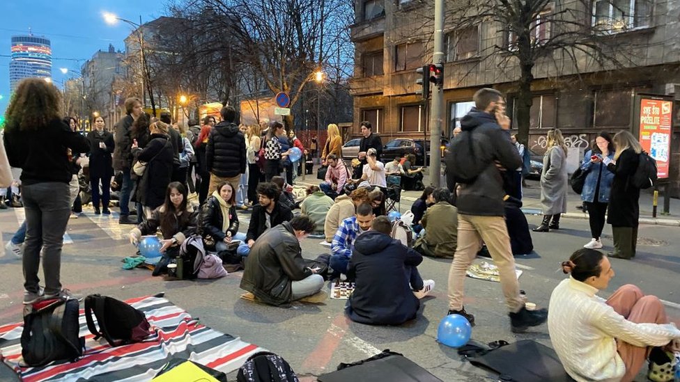 studenti sede na ulici