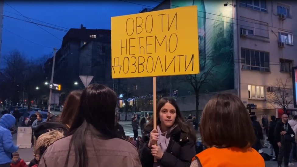 Izbori u Srbiji: Dvanaesti protest opozicije ispred RIK-a, šetnja do studenstke blokade 4 blokada