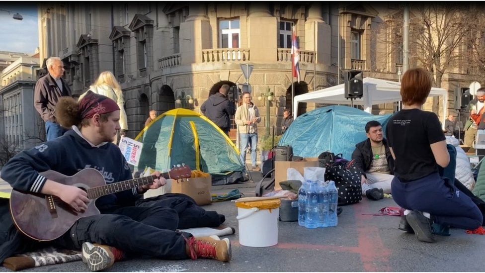 Izbori u Srbiji: Dvanaesti protest opozicije ispred RIK-a, šetnja do studenstke blokade 3 blokada