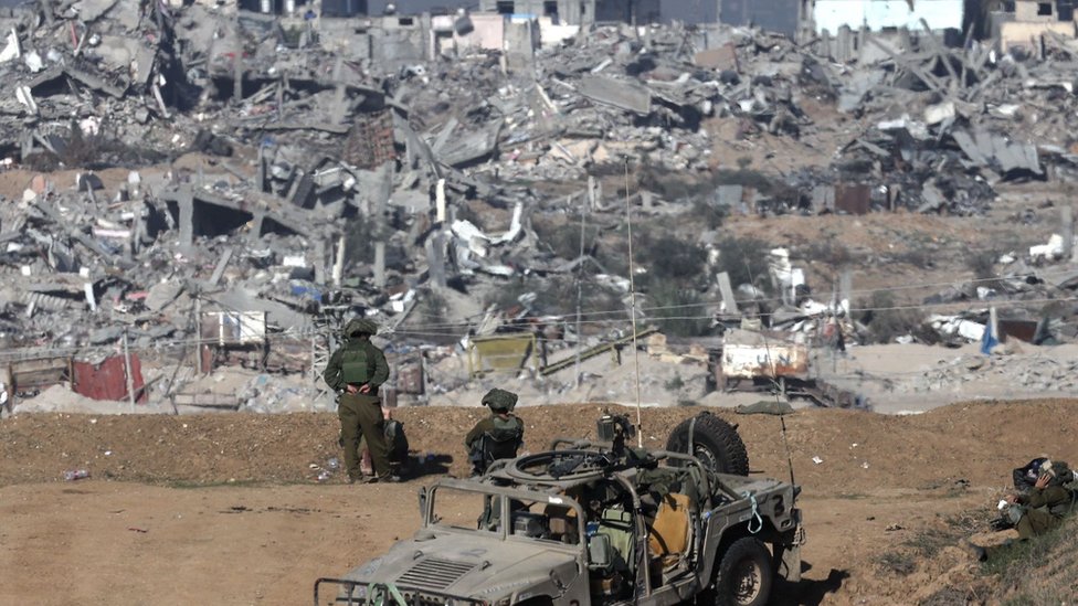 Zašto je 2023. bila neprijatna godina za Zapad 4 Israeli army soldiers stand guard near the Israel-Gaza border