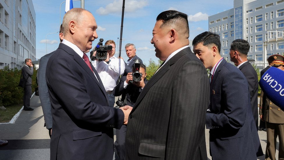 Zašto je 2023. bila neprijatna godina za Zapad 1 Kim Jong Un and Vladimir Putin shaking hands