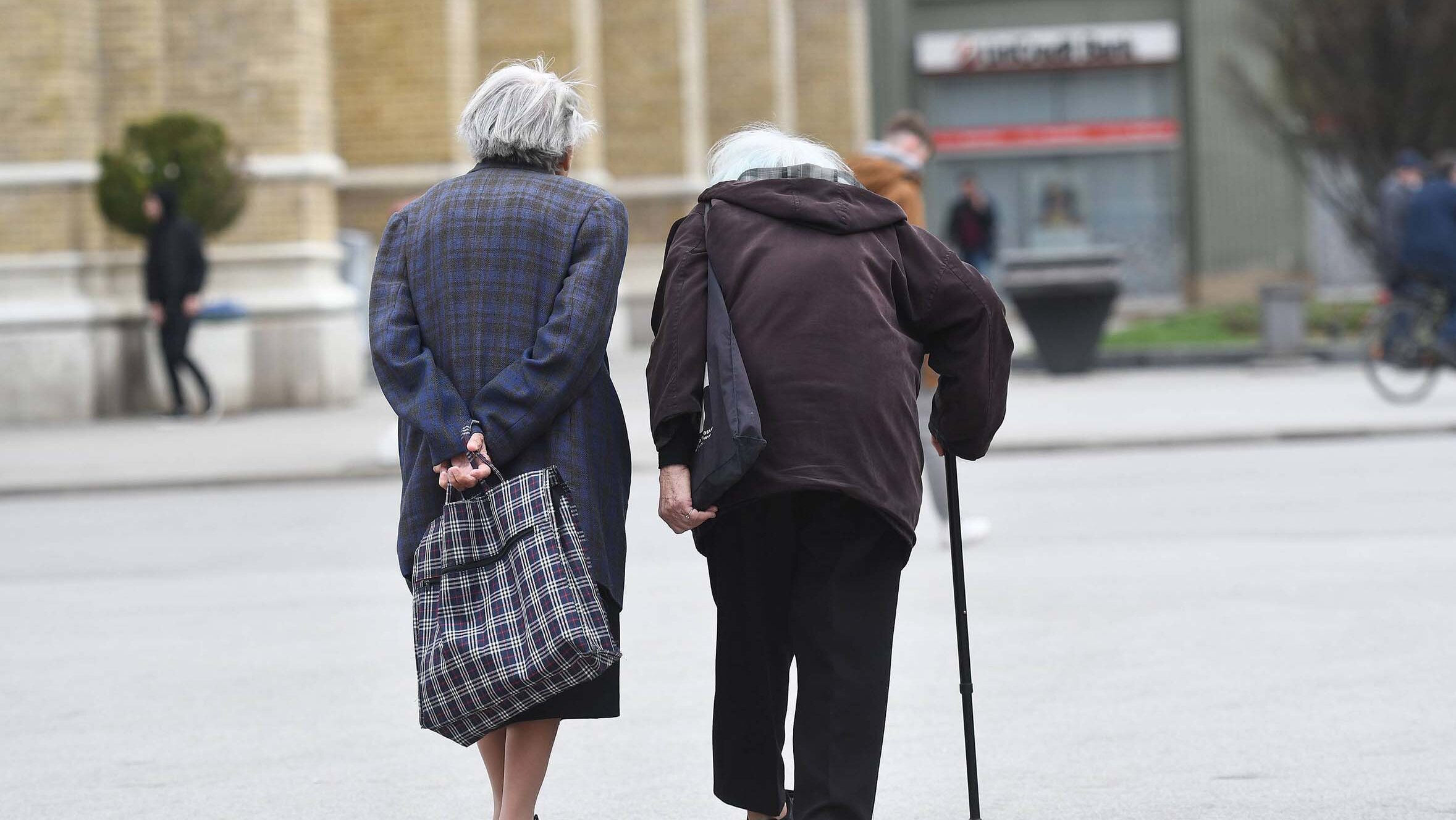 Da li je najavljeno povećanje penzija predizborni mamac ili briga za najstarije sugrađane? 2