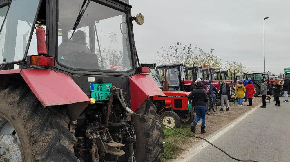 Poljoprivrednici na traktorima noćas protestovali ispred Predsedništva: Nezadovoljni predlogom novog resornog ministra 15