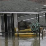 "Čizme, ključevi, džemperi, torbe...": Kako jutros izgleda mesto gde je sinoć potonuo splav „Kartel“ 6