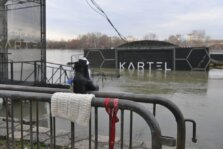 "Čizme, ključevi, džemperi, torbe...": Kako jutros izgleda mesto gde je sinoć potonuo splav „Kartel“ 3