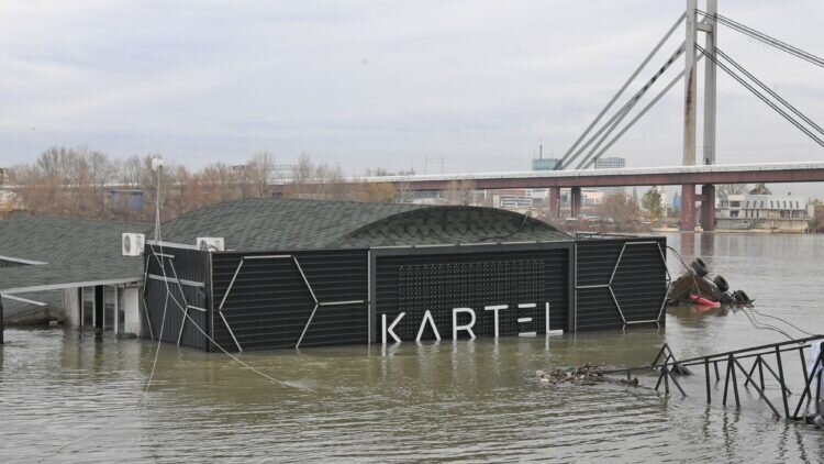 Tuča, prevelik broj ljudi ili nešto treće: Šta je razlog potonuća splava "Kartel" godinu dana posle "Fristajlera"? 1