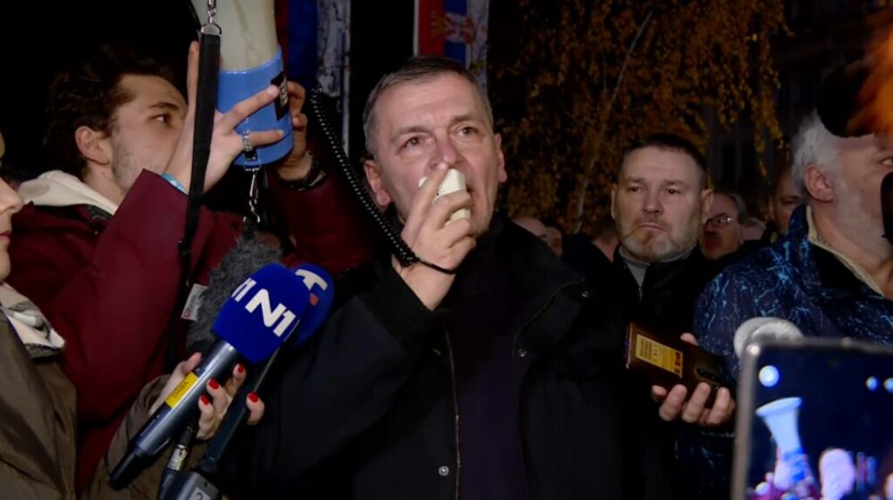 Aleksandar Jovanović Ćuta poručio sa protesta: Vučiću puštaj našu decu iz tvojih zatvora 1