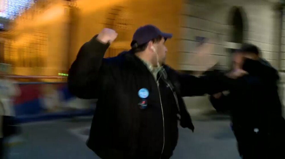 (VIDEO, FOTO) Na protestu napadnut novinar N1 Mladen Savatović 1
