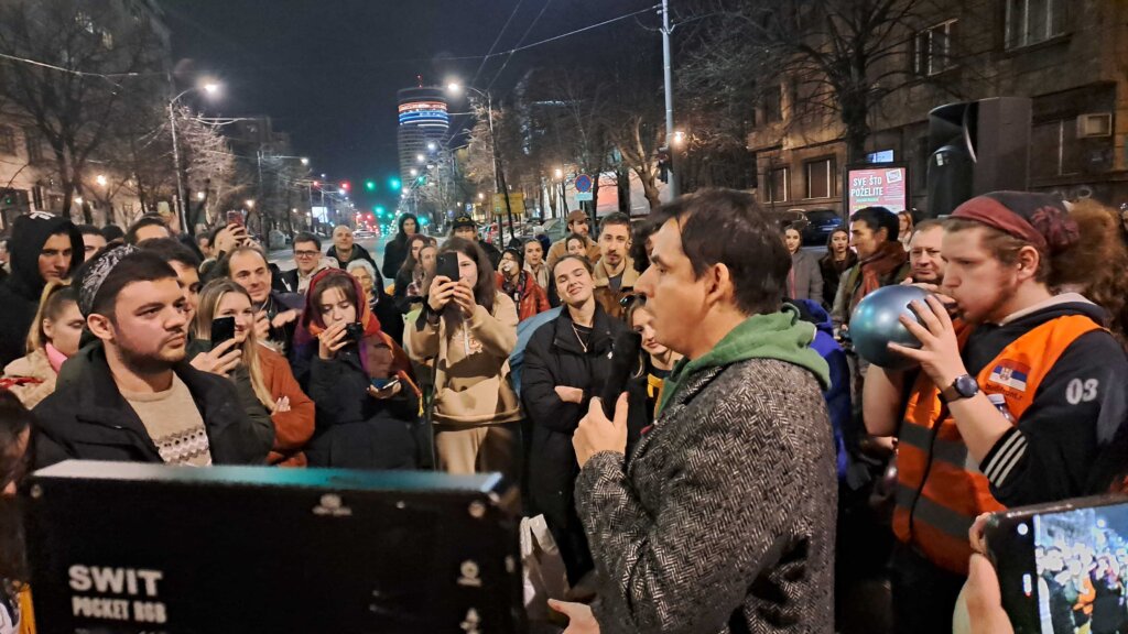 Blokada u trajanju od 24 časa: Na ulici formiran „kamp“, studenti ostaju napolju celu noć, tokom večeri posetio ih Zoran Kesić (VIDEO, FOTO) 2